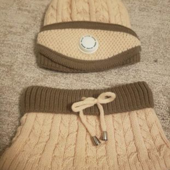 Hat and neckwarmer with an added face mask - Picture 2 of 4